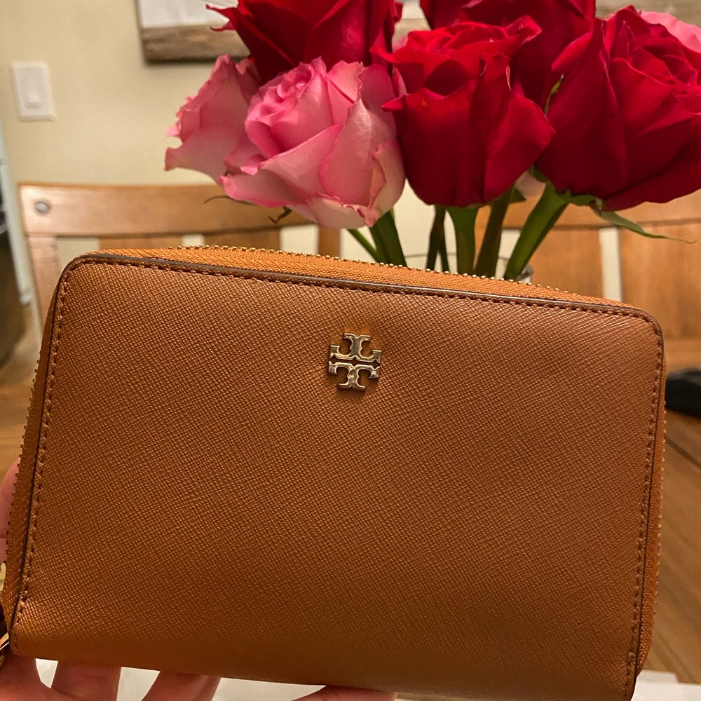Tory Burch Zip Around Wallet Wristlet - Cardamom